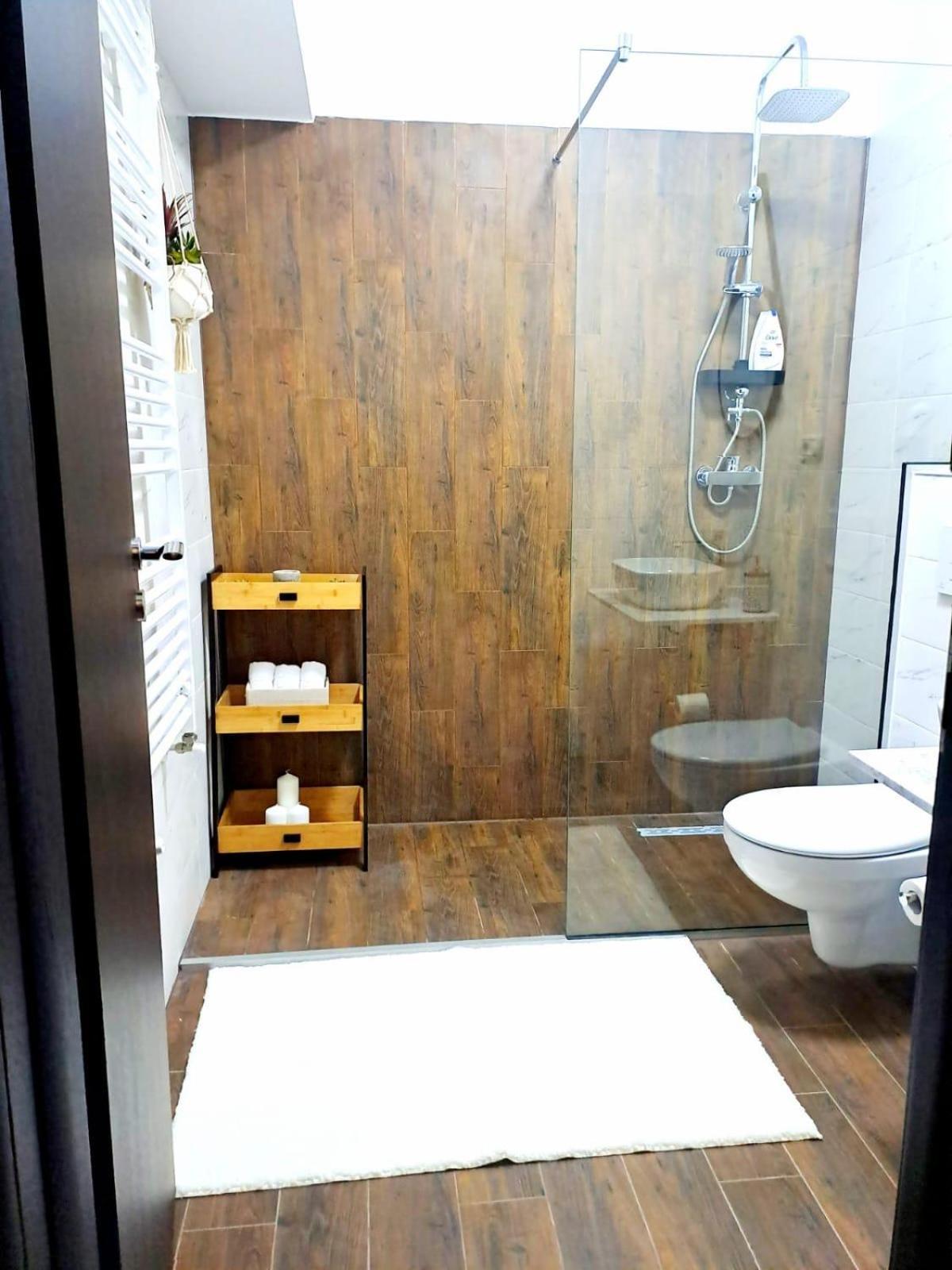 Mountain Breeze Luxury Apartment Ac & Parcare Privata Braşov Esterno foto