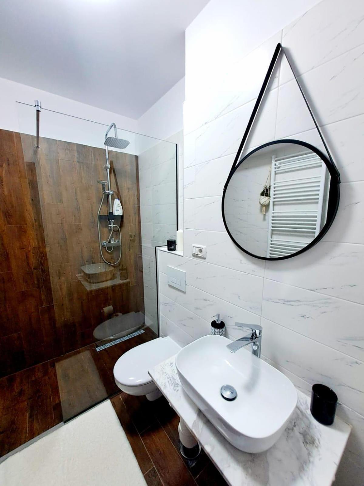 Mountain Breeze Luxury Apartment Ac & Parcare Privata Braşov Esterno foto