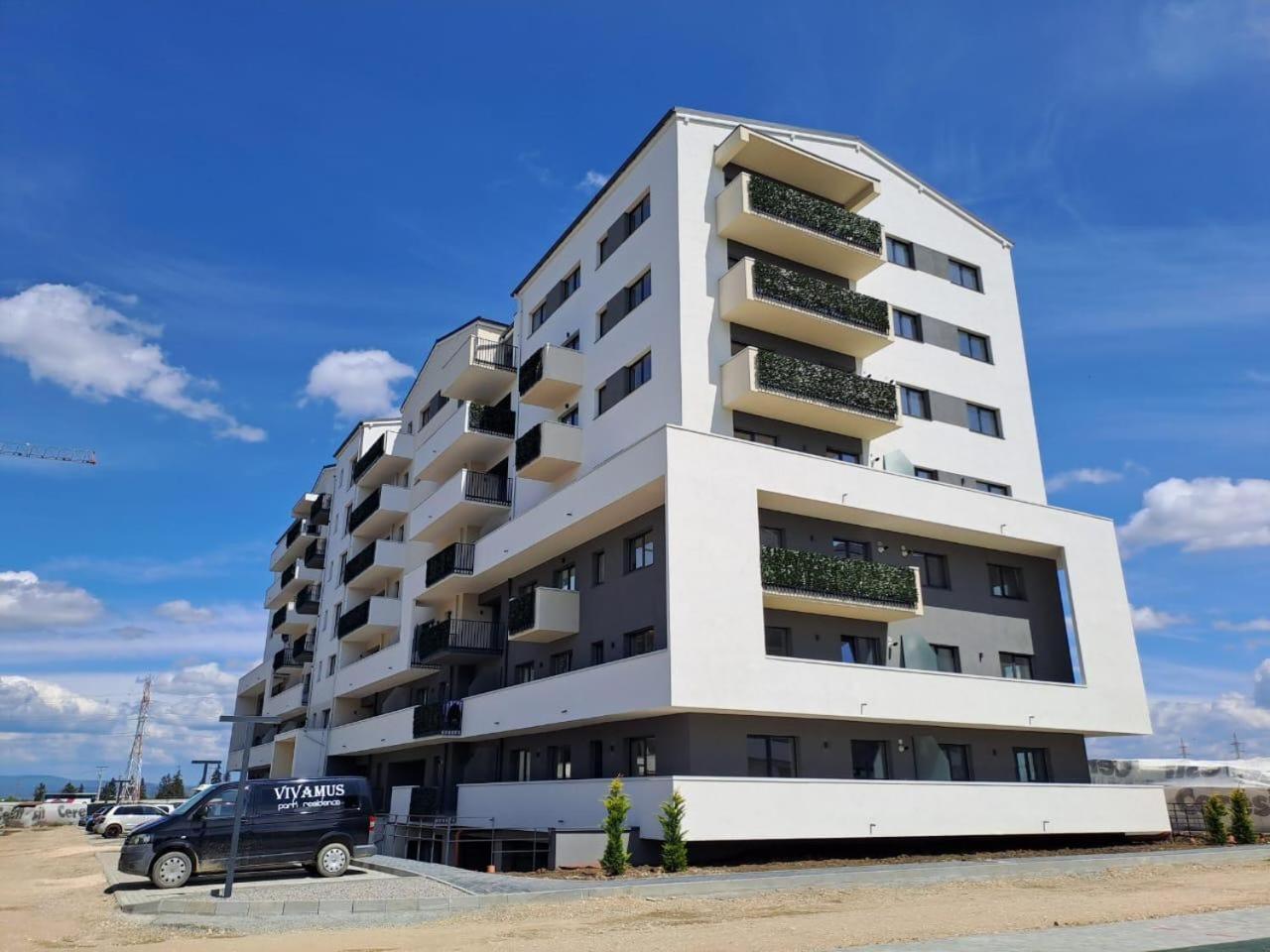 Mountain Breeze Luxury Apartment Ac & Parcare Privata Braşov Esterno foto