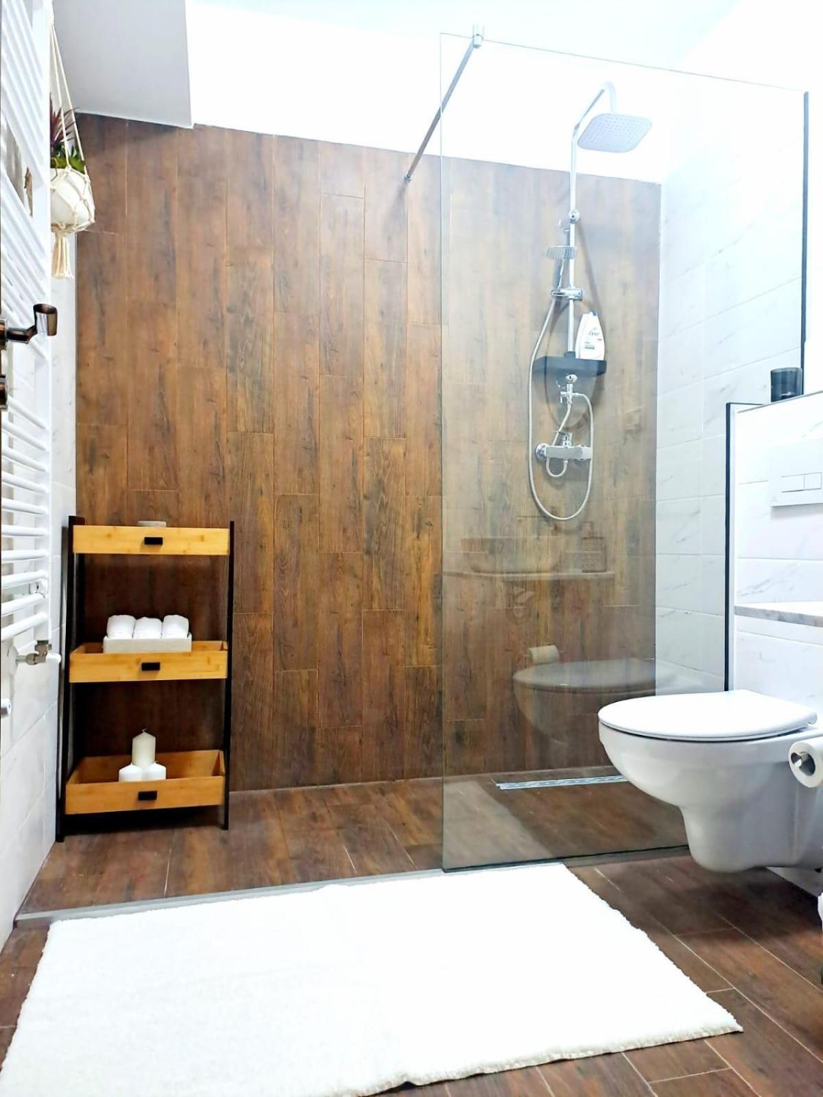 Mountain Breeze Luxury Apartment Ac & Parcare Privata Braşov Esterno foto