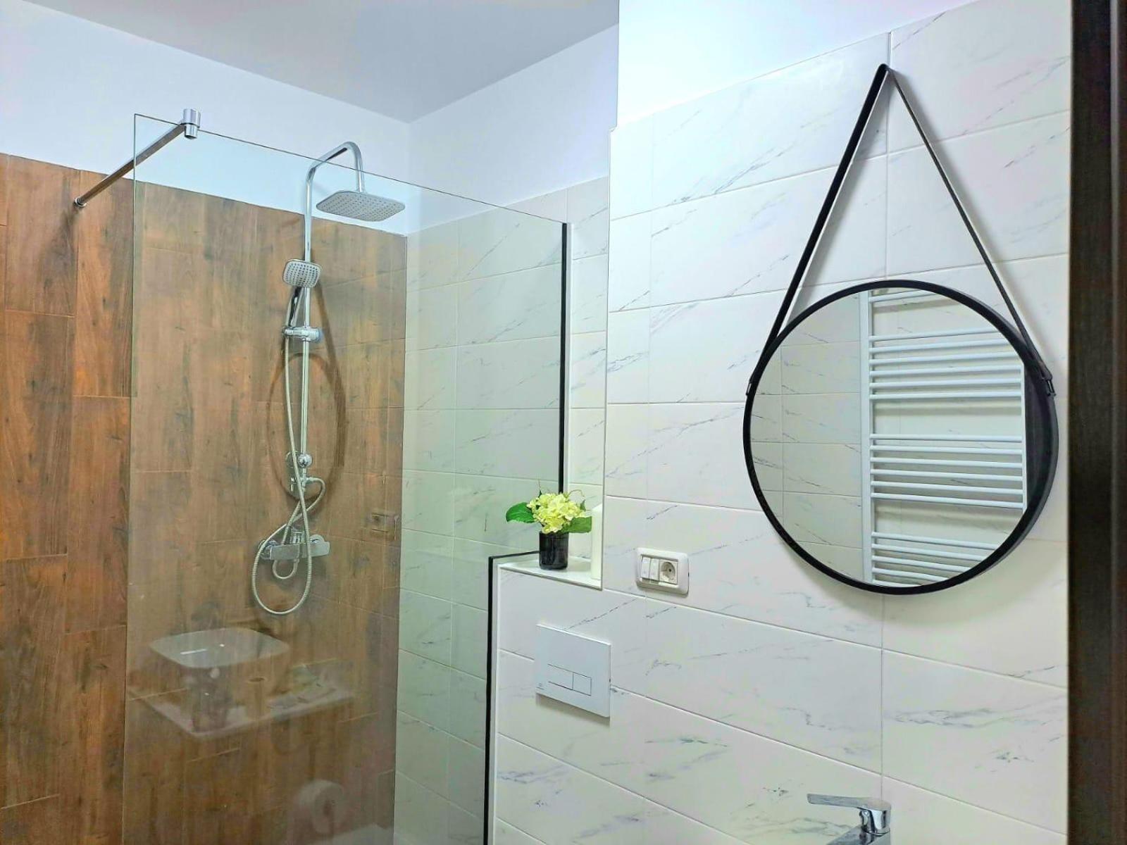 Mountain Breeze Luxury Apartment Ac & Parcare Privata Braşov Esterno foto