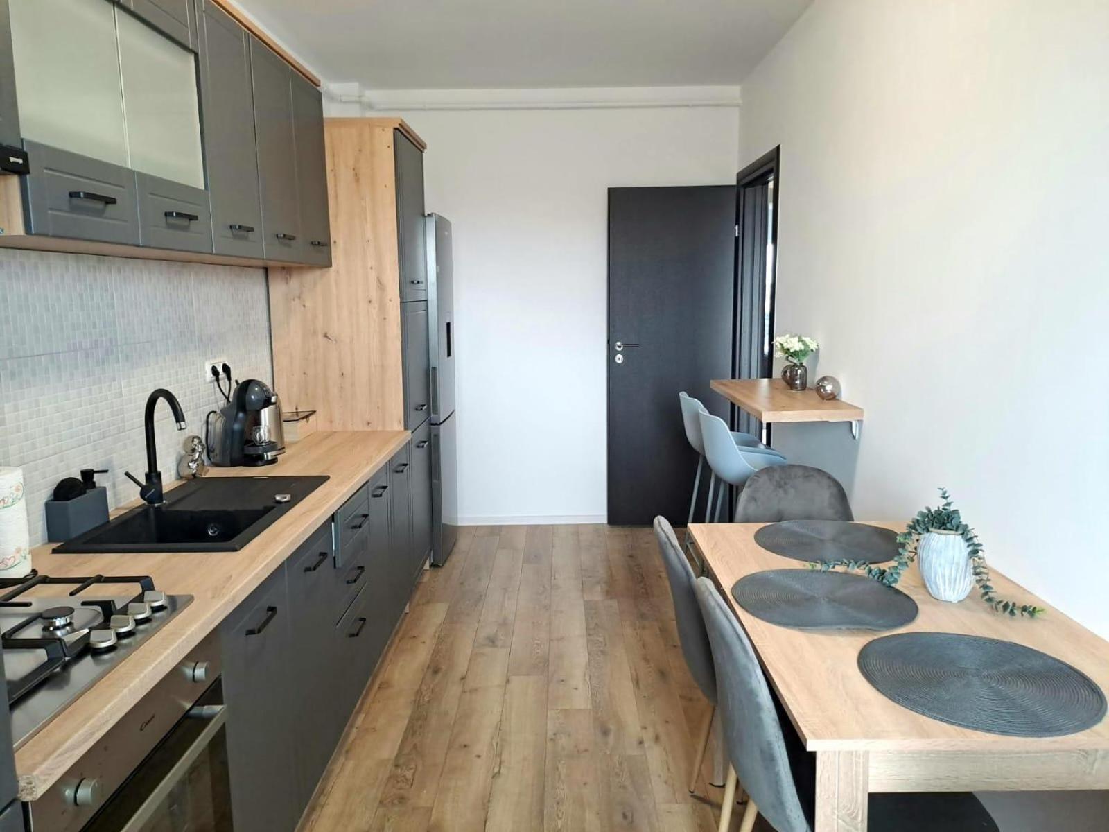 Mountain Breeze Luxury Apartment Ac & Parcare Privata Braşov Esterno foto