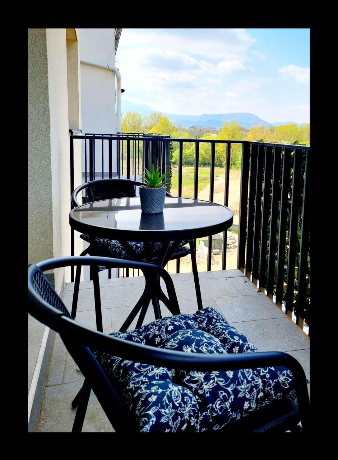 Mountain Breeze Luxury Apartment Ac & Parcare Privata Braşov Esterno foto